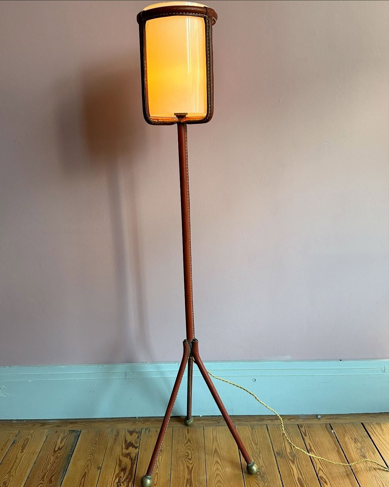 Lampadaire gainé de cuir et verre opalin