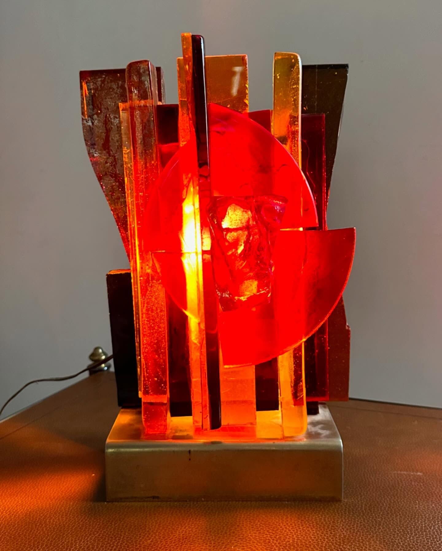 Lampe brutaliste, verre épais multicolore et métal doré