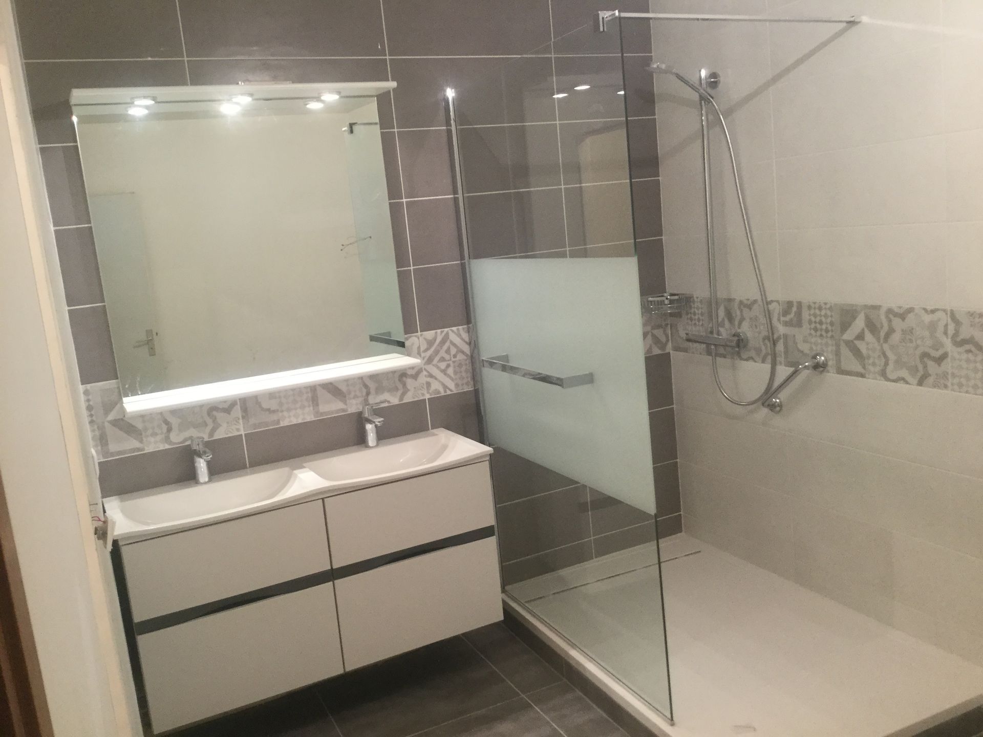 Une salle de bains gris et blanc