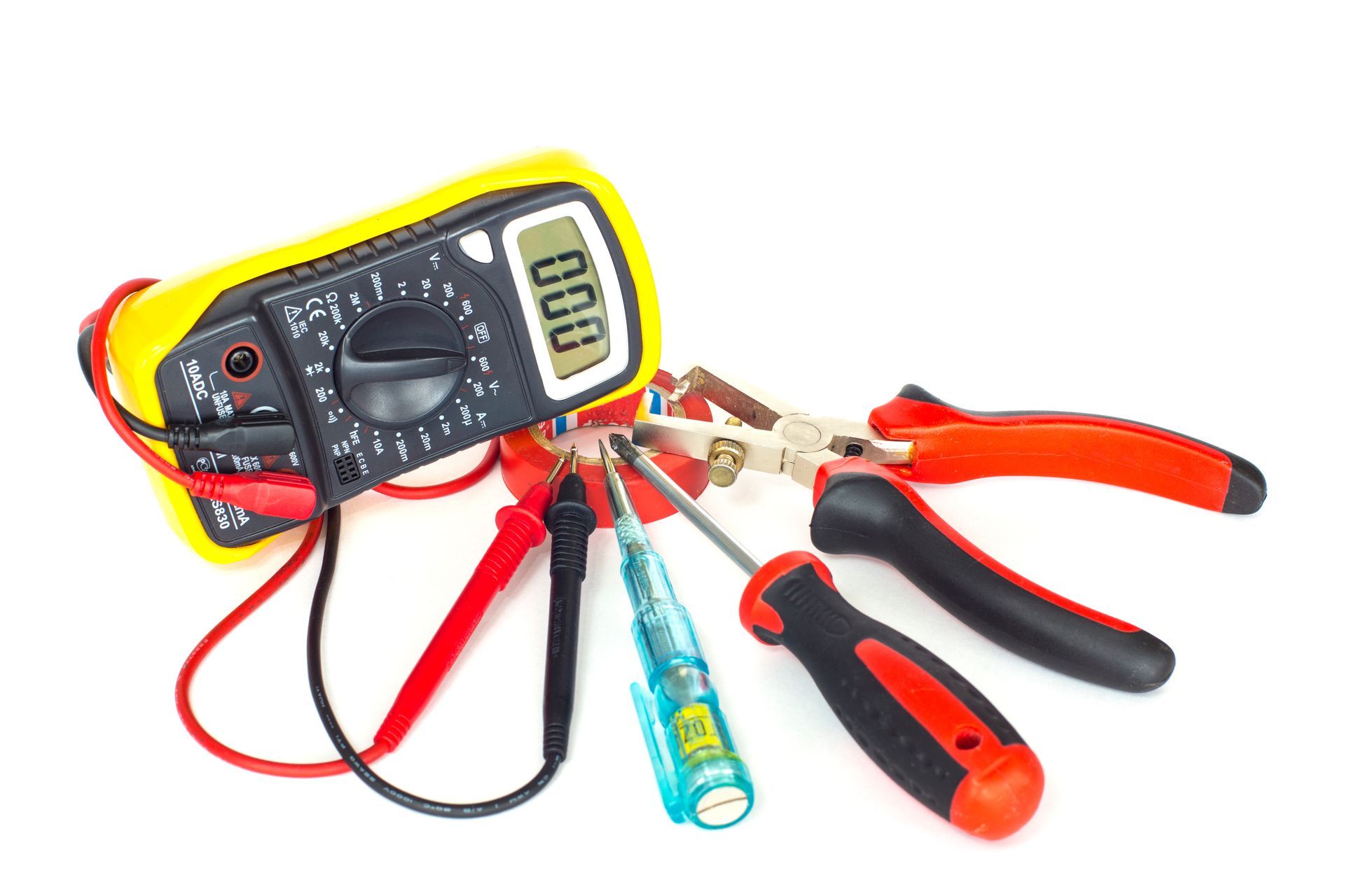 Un multimètre et des outils d'électricien