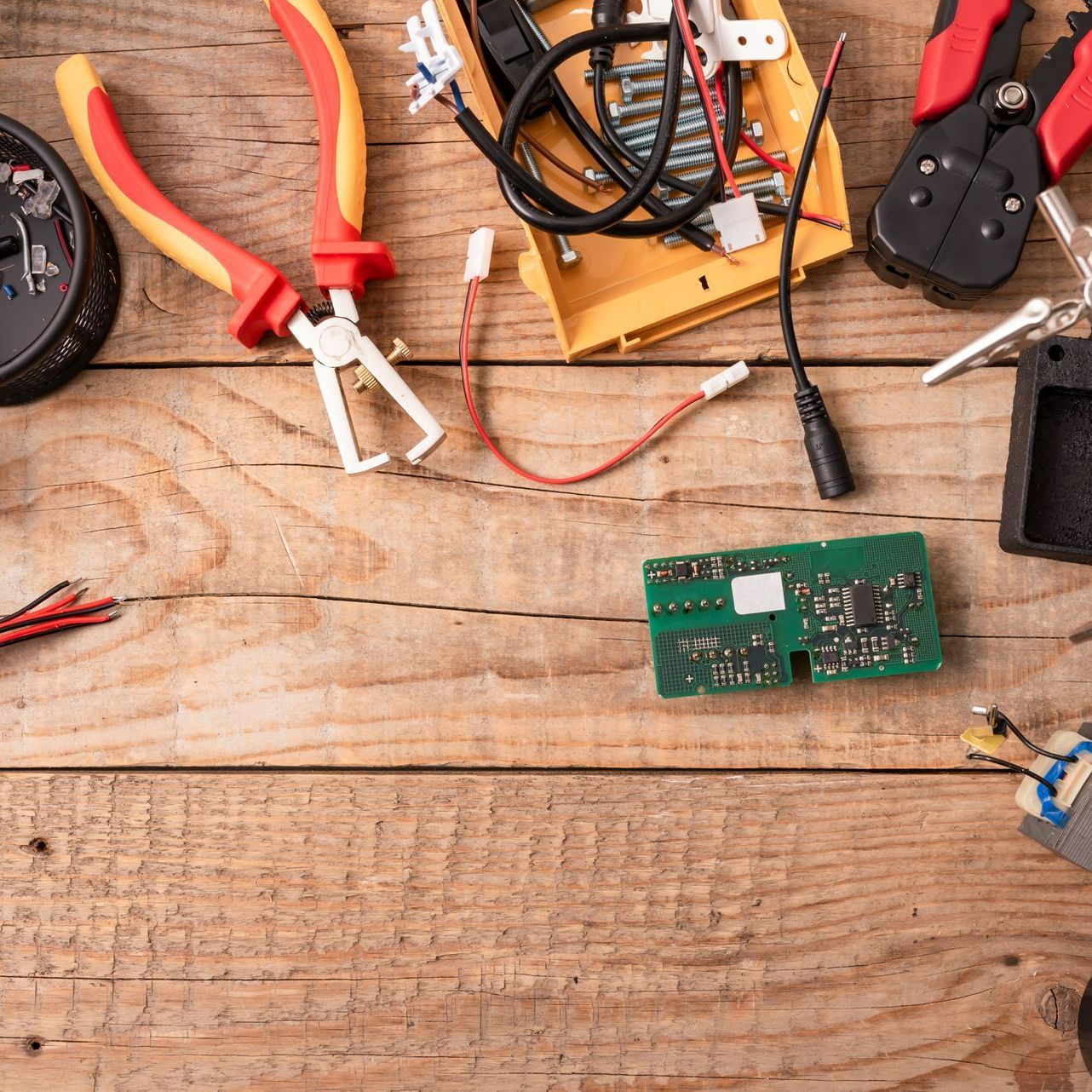 Divers outils d'électricien