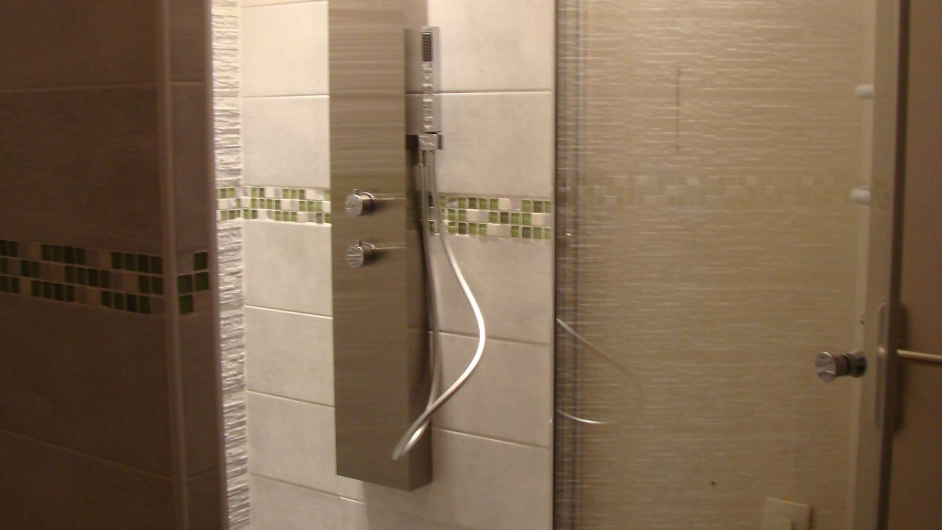 Une cabine de douche