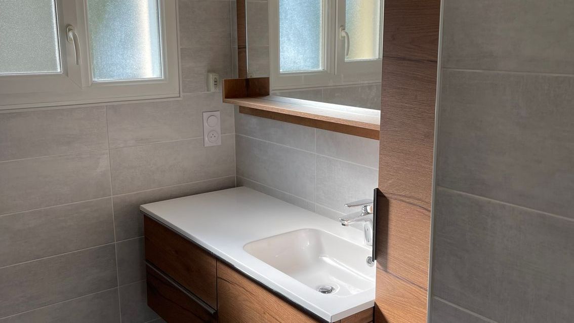 Une salle de bains avec vasque blanche