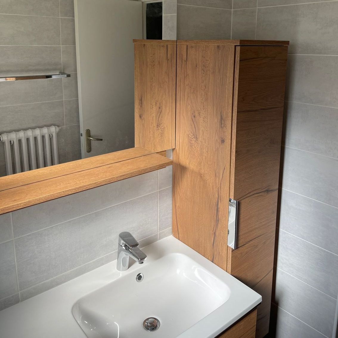 Une salle de bains avec des meubles en bois