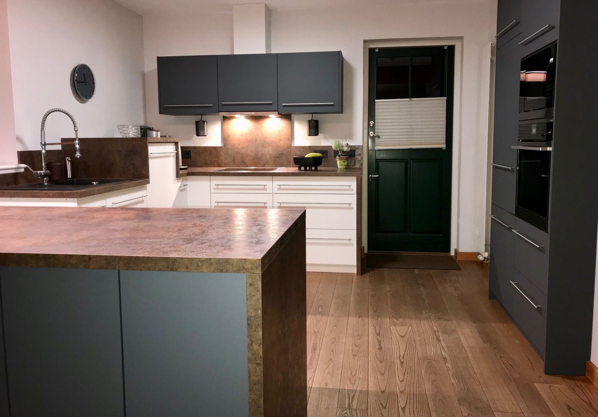 Komplette Küche in Matt-Anthrazit/Weiß mit roter Stein-Arbeitsplatte