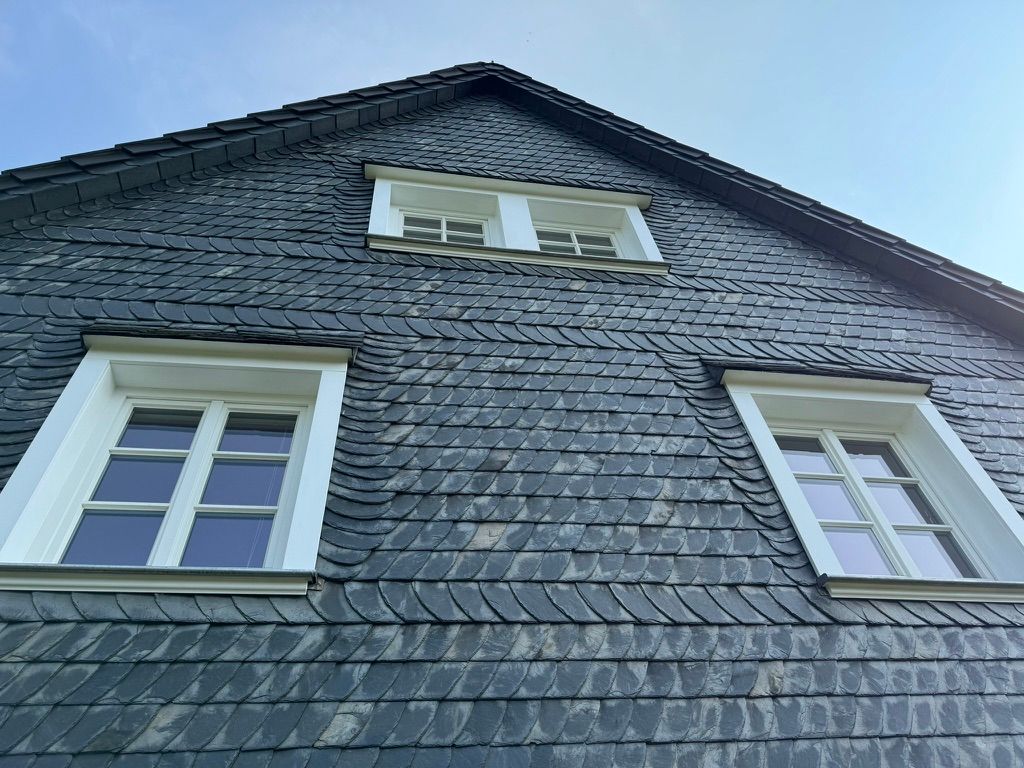 Hauswand mit mehreren Fenstern