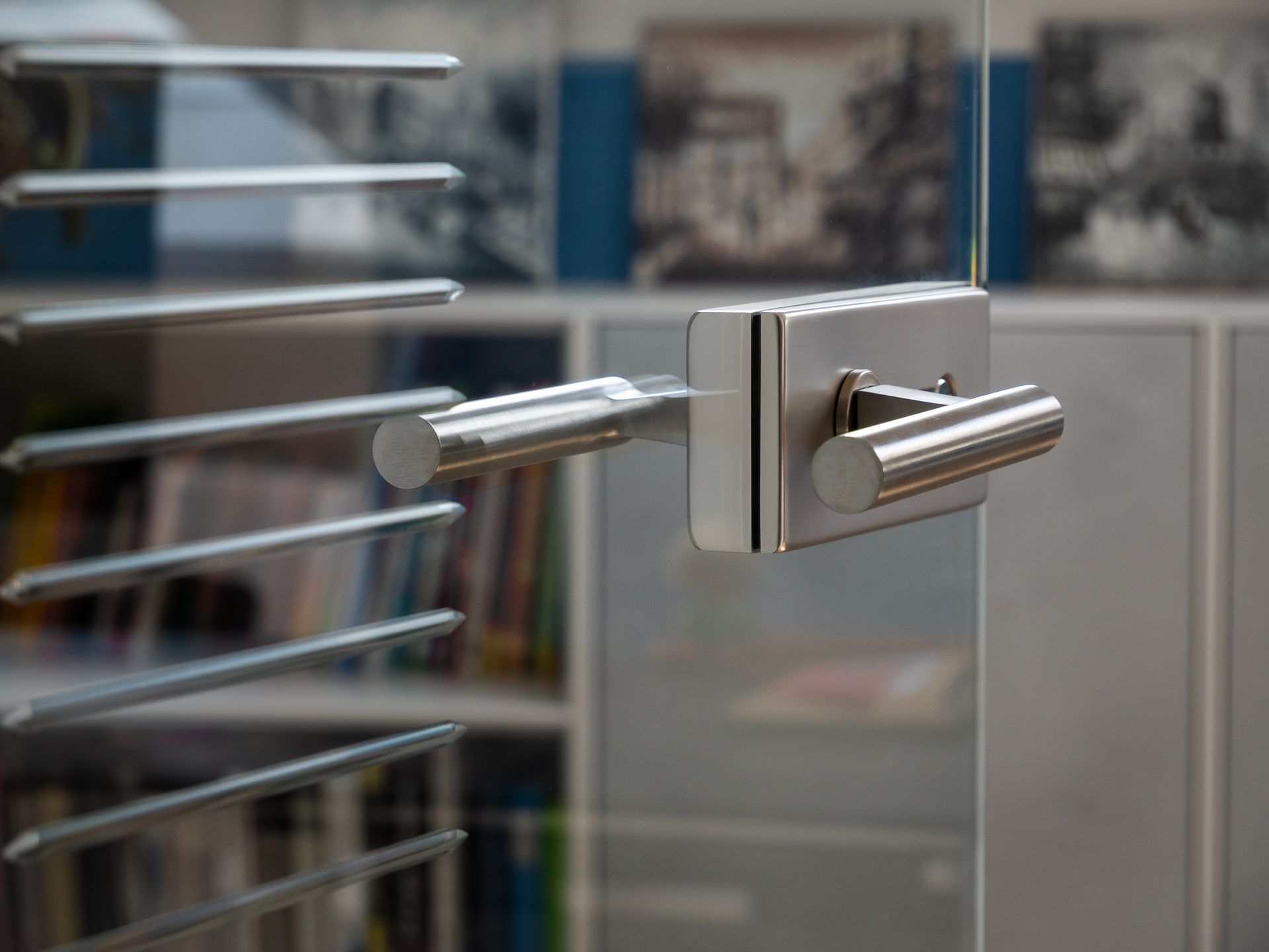 Glastür mit Edelstahl Griff 