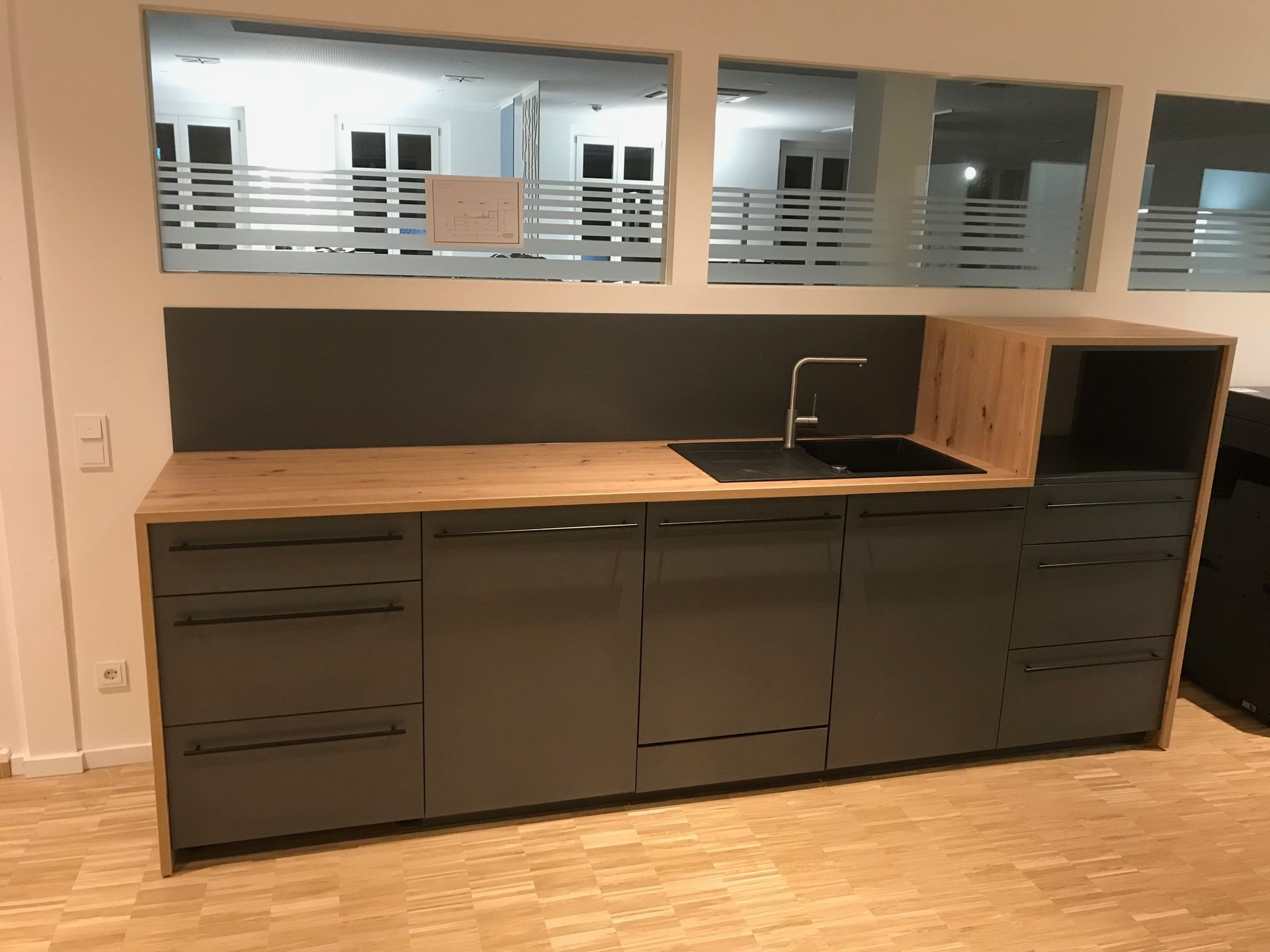 Küchenzeile mit Spüle in einem Büro