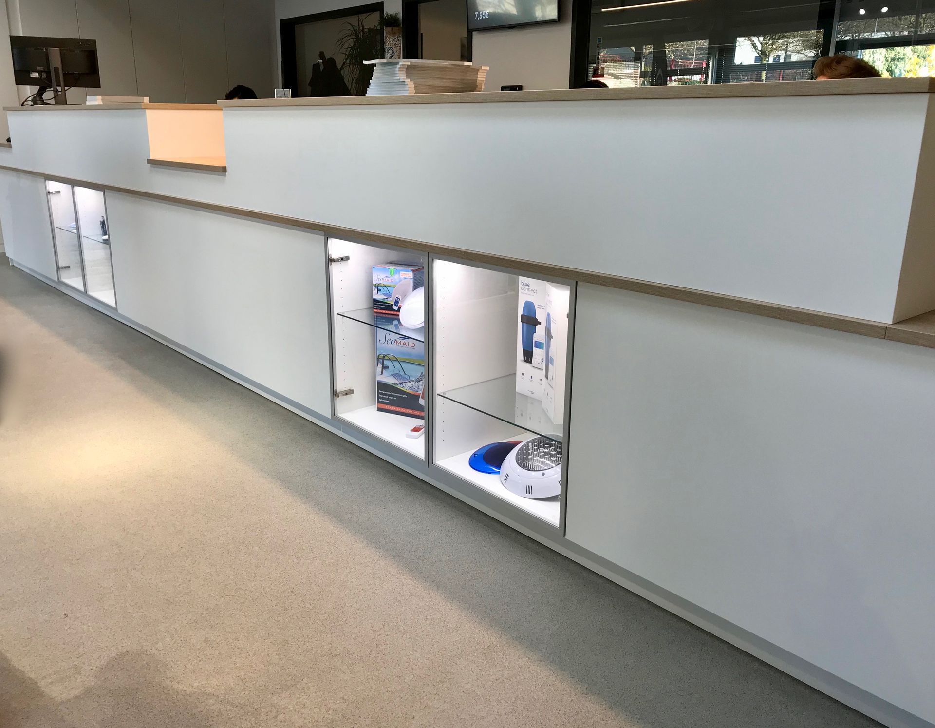 Ausstellung der PPS Theke mit beleuchteten kleinen Vitrinen