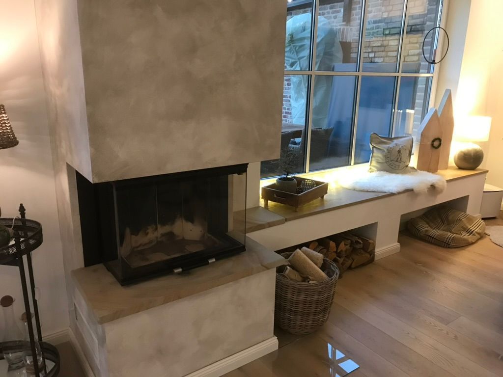 Sitzbank am Panorama-Fenster mit Kamin