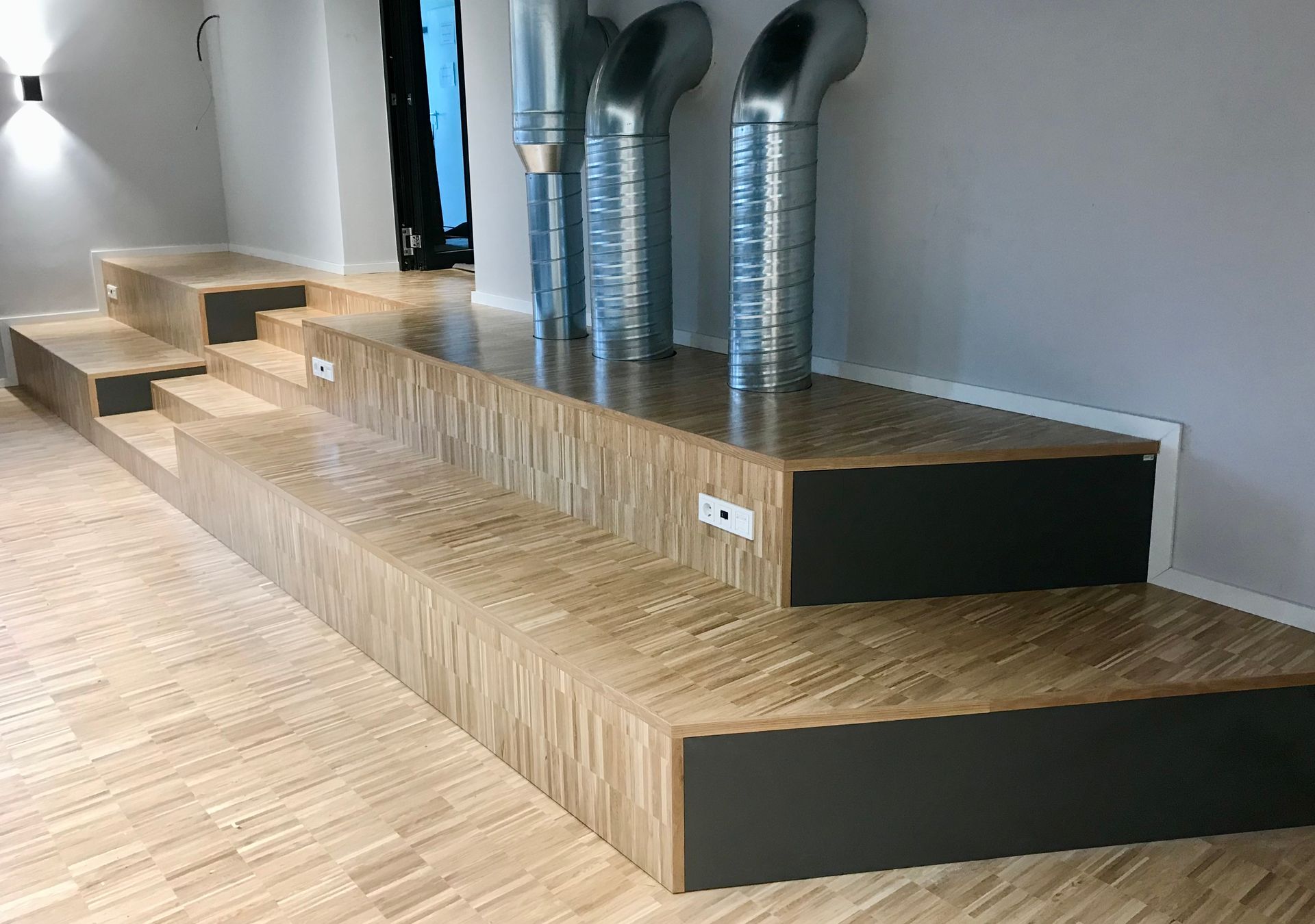 Innenausbau eines Gewerberaumes mit Treppen