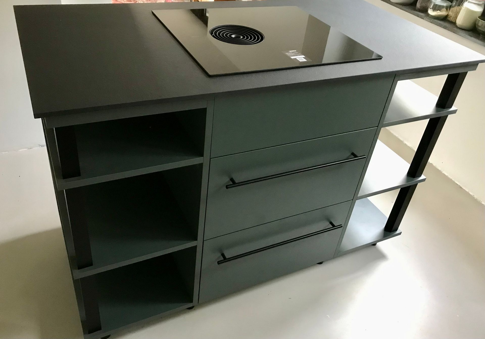 Kücheninsel Tannengrün mit schwarzer Platte