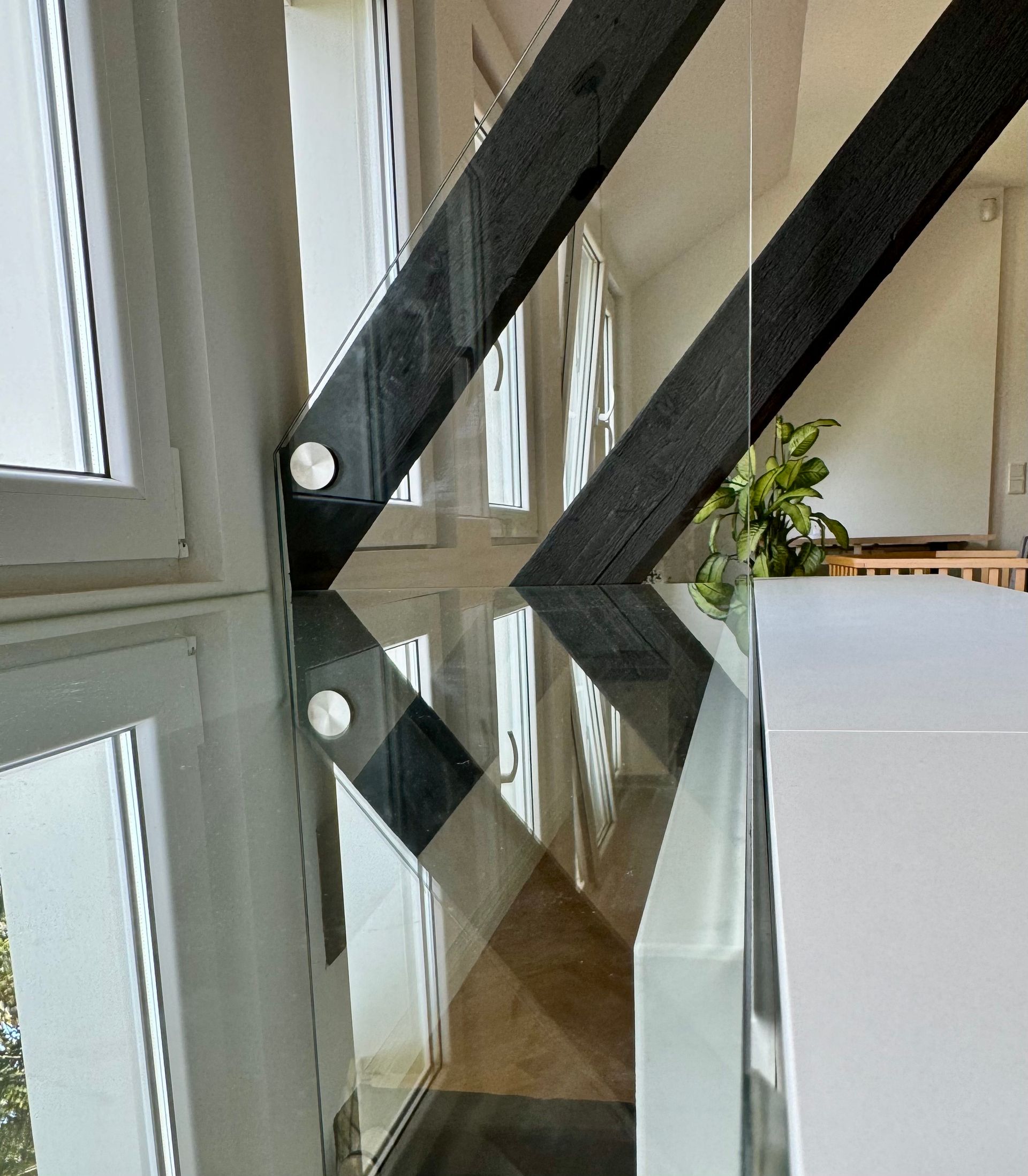 Nahaufnahme einer Glasplatte und Inneneinrichtung