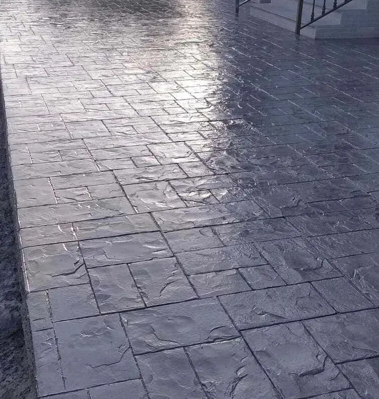 Un primer plano de una pasarela de ladrillos con escaleras al fondo.