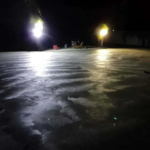 Un piso de concreto con muchas luces por la noche.