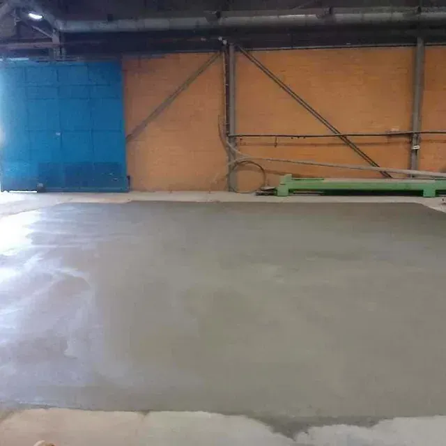 Un almacén con suelo de hormigón y puerta azul.