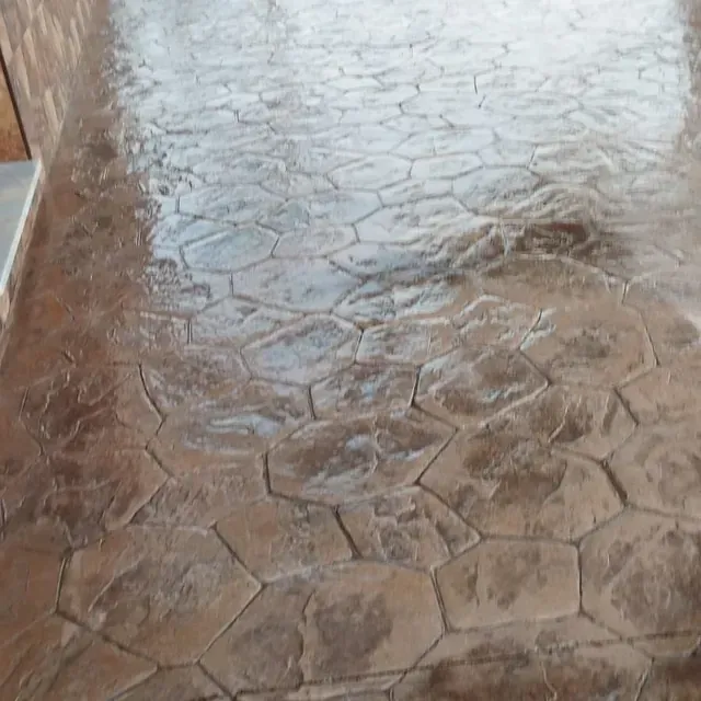 Una pasarela de hormigón con un patrón hexagonal.