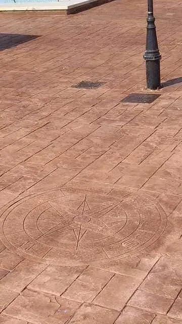 Una pasarela de ladrillos con un poste de luz en el medio.