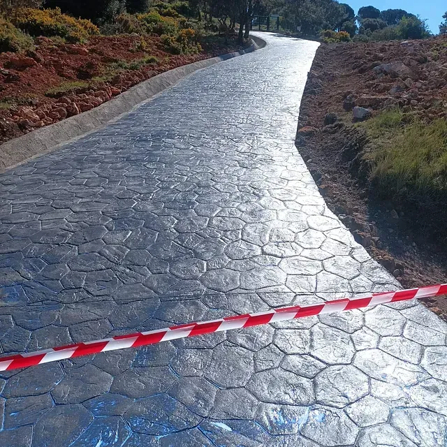 Una carretera con una cinta roja y blanca.