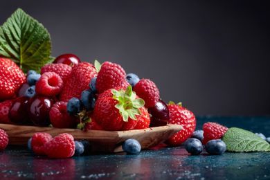 Schale mit Himbeeren, Erdbeeren, Heidelbeeren und Kirschen
