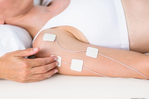 Elektrotherapie am Bein zur gezielten Schmerzlinderung