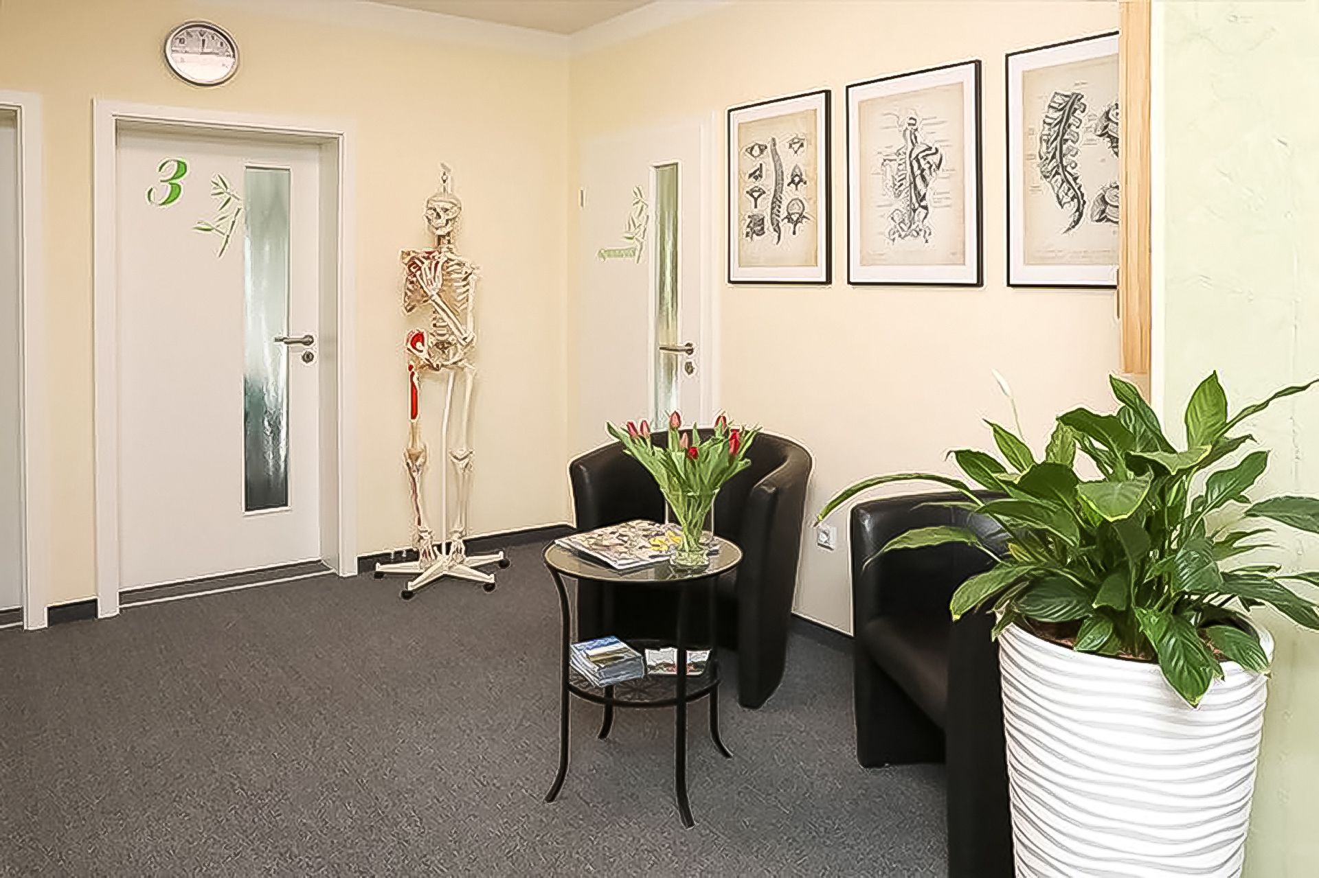 Empfangsbereich der Physiotherapie Praxis mit Sitzbereich