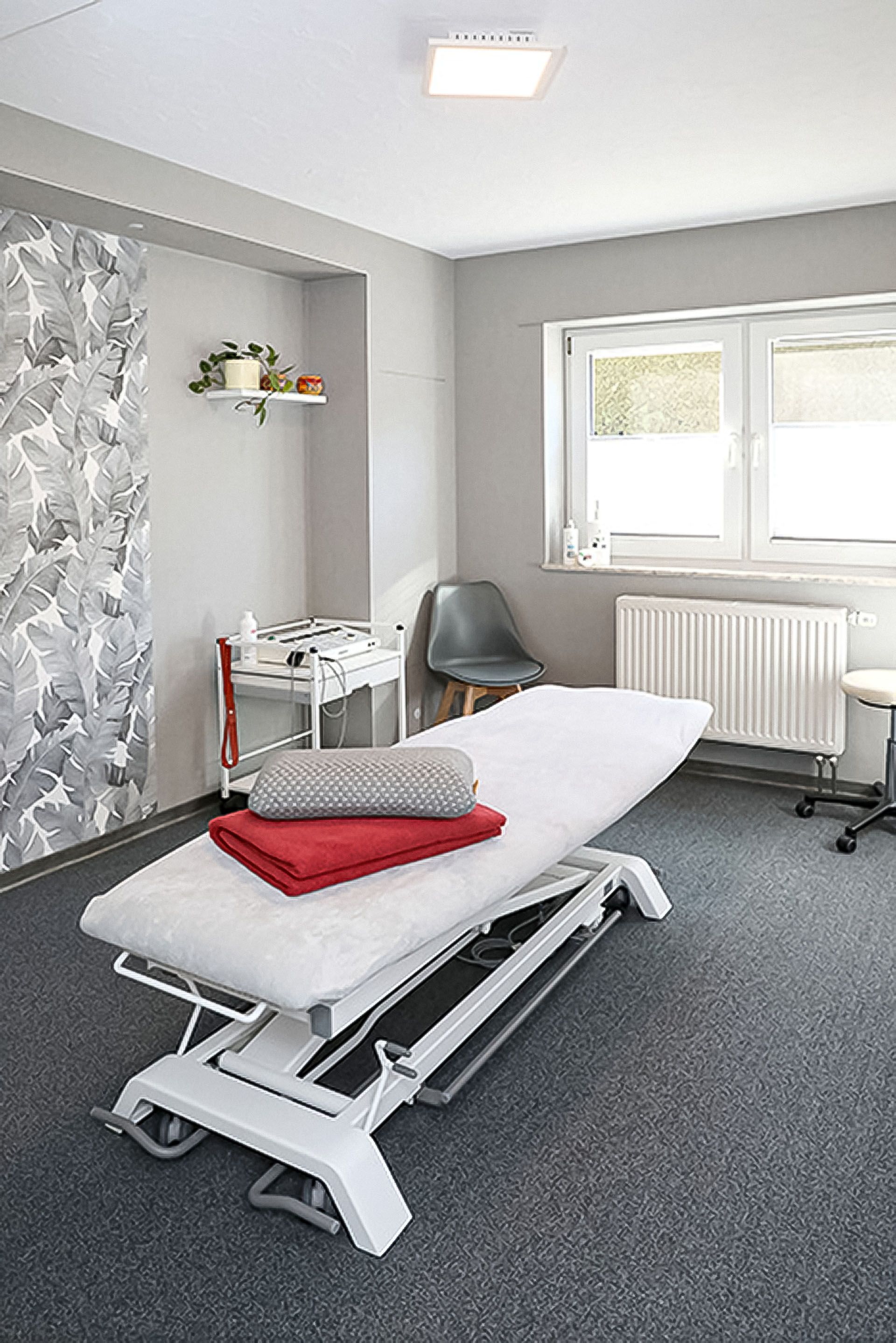 Heller Behandlungsraum für Manuelle Therapie und Medizinische Massagen