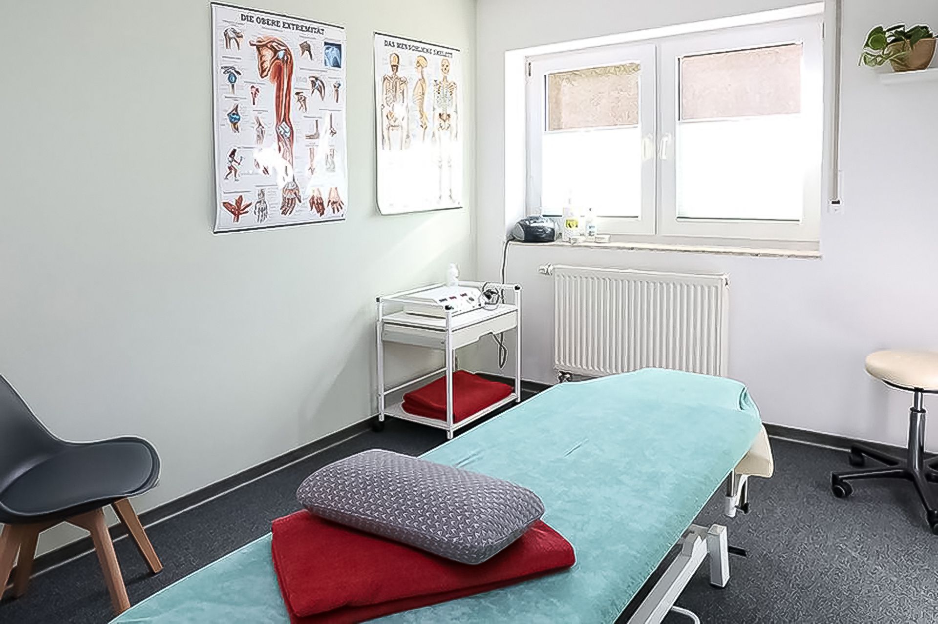 Heller Behandlungsraum für Manuelle Therapie und Krankengymnastik