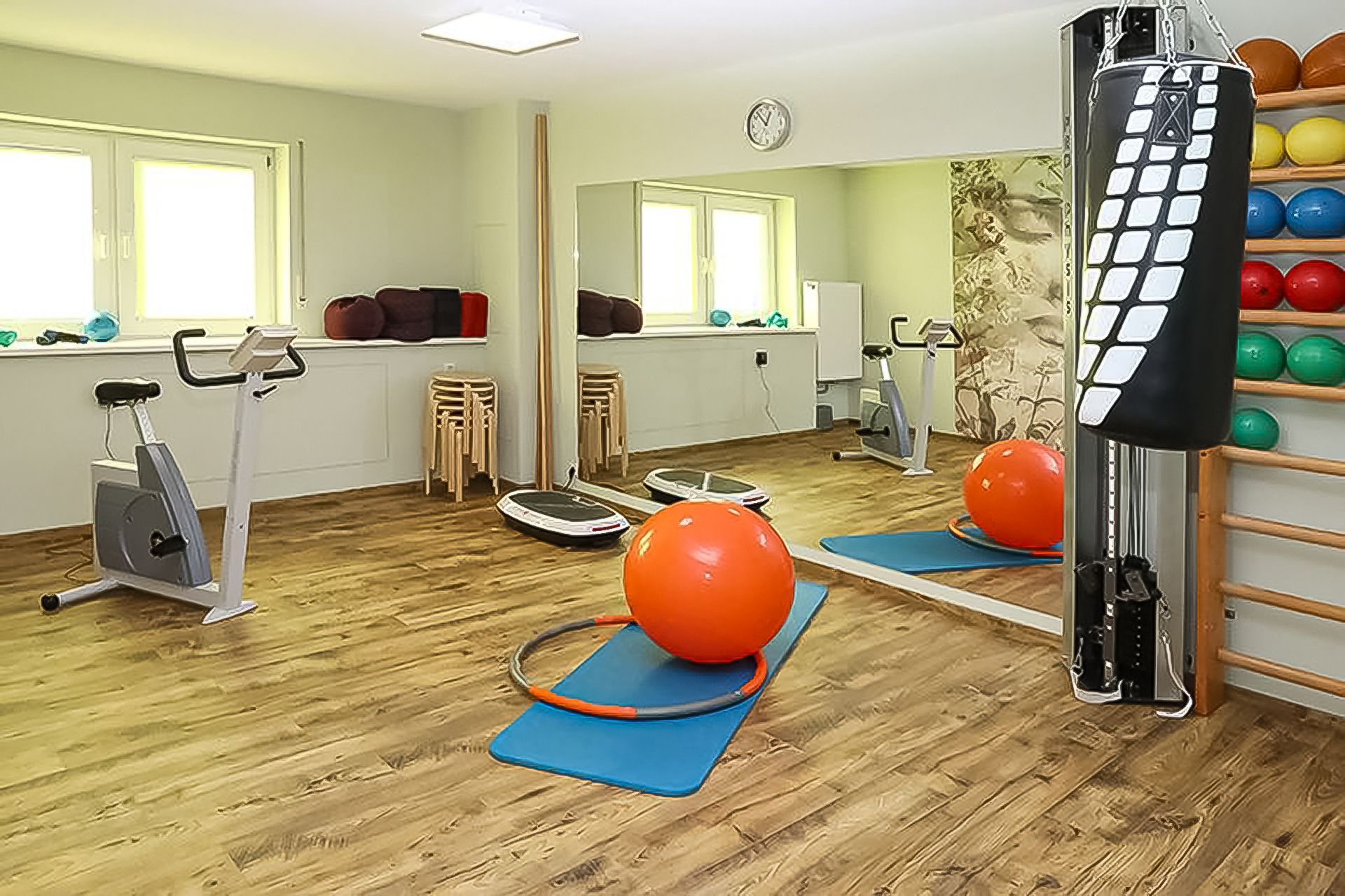 Trainingsraum mit Geräten für Präventionssport und Krankengymnastik