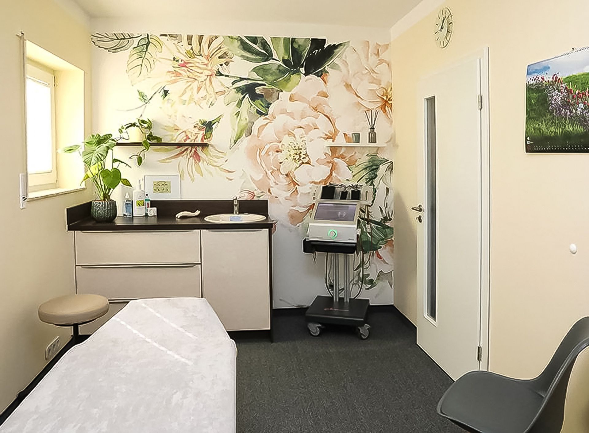 Moderner Therapieraum mit Behandlungsliege und freundlicher Gestaltung