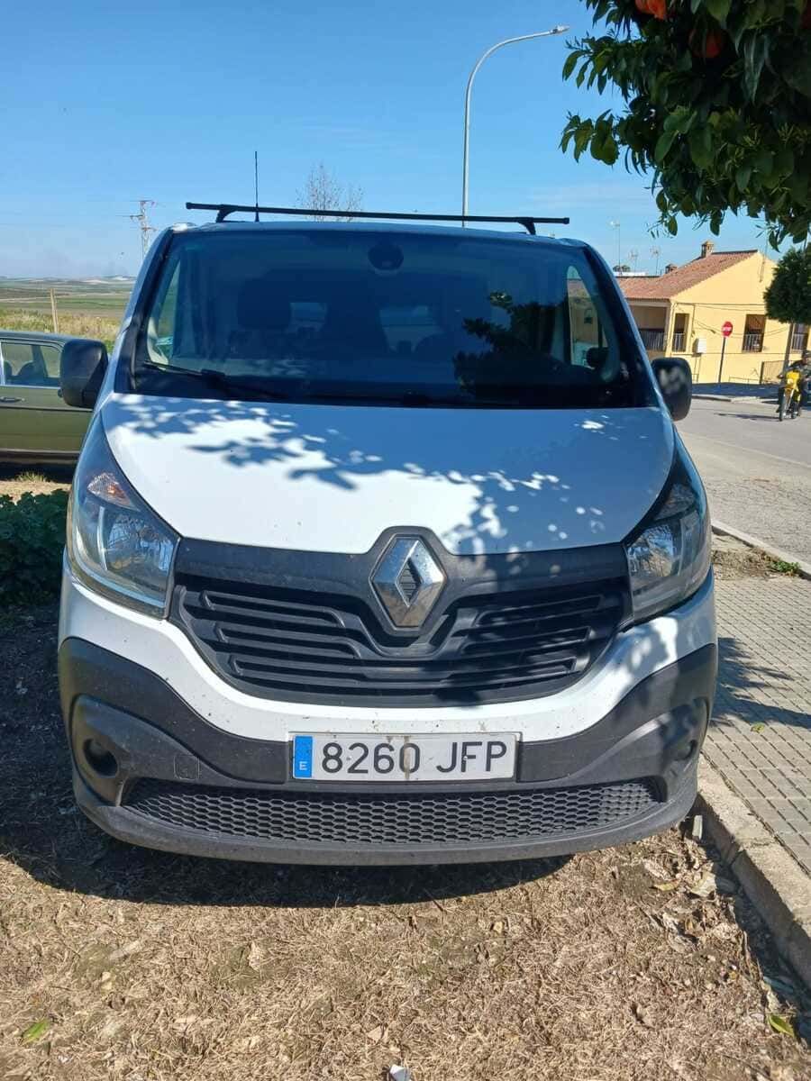 Una camioneta blanca con placa que dice 8250 jfp está estacionada al costado de la carretera.