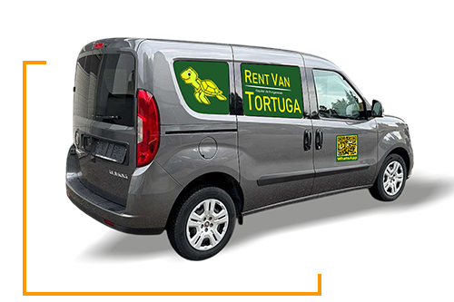 Una furgoneta de reparto blanca está estacionada frente a un edificio con la puerta abierta.