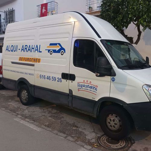 Una furgoneta blanca con la palabra alqui en el lateral
