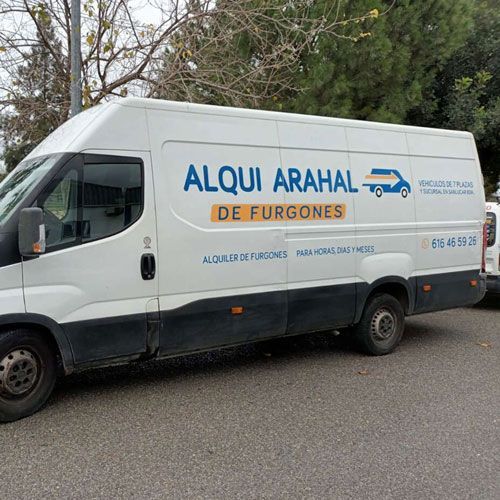 Una camioneta blanca está estacionada al costado de la carretera.