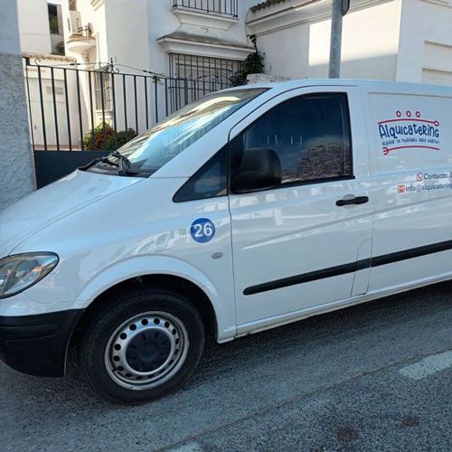 Una camioneta blanca está estacionada al costado de la carretera.