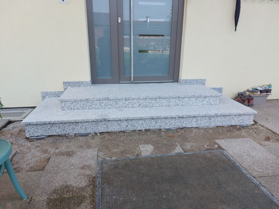 neue Treppe aus Steinfliesen