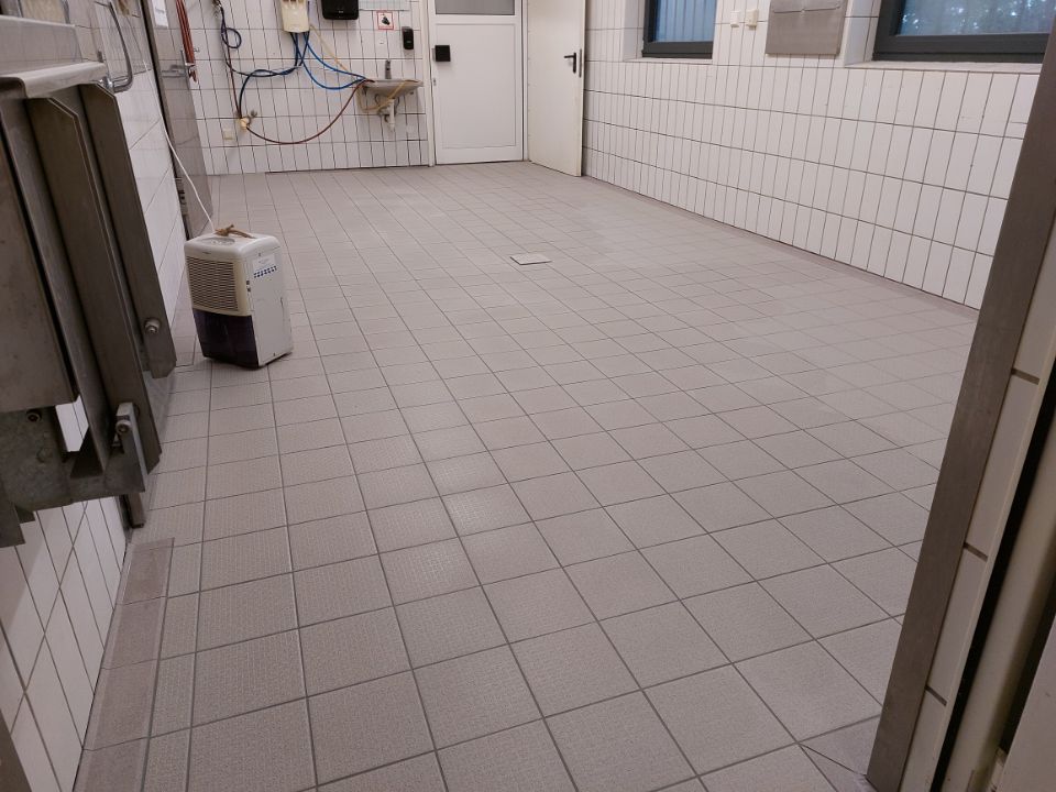 frisch gefliester Raum