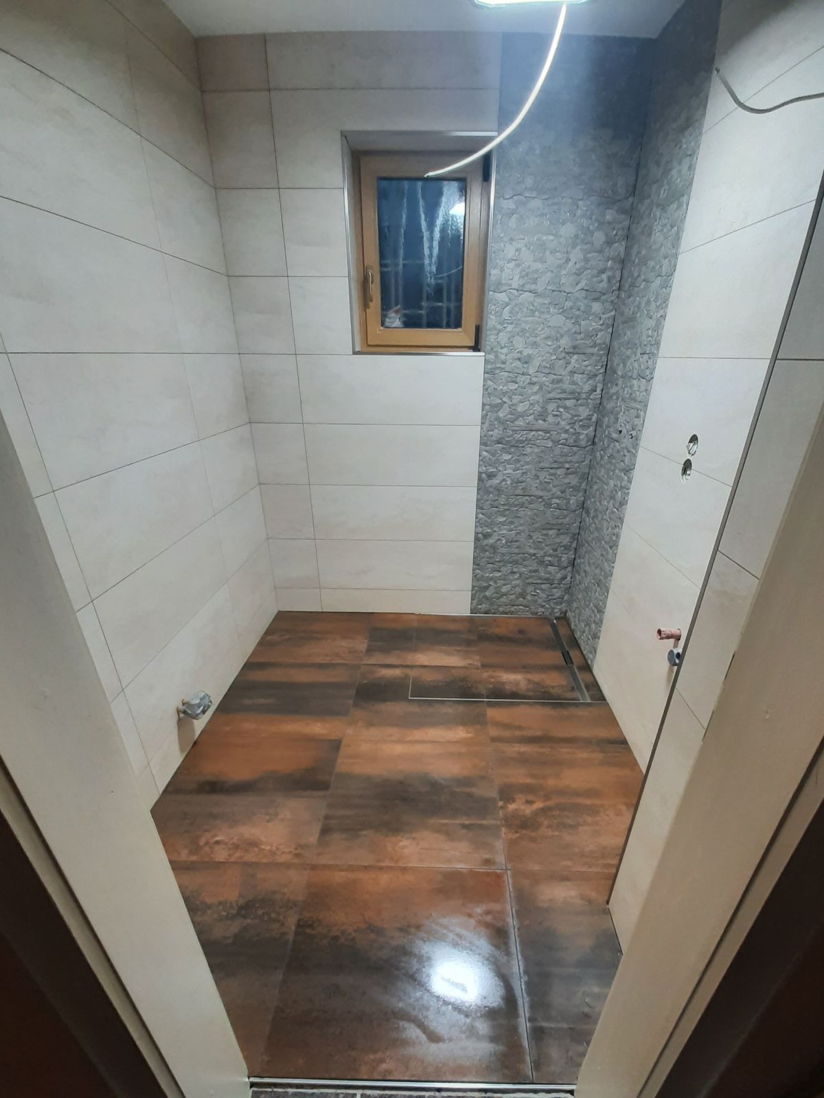 renoviertes Gäste-WC mit Fliesen in Holzoptik