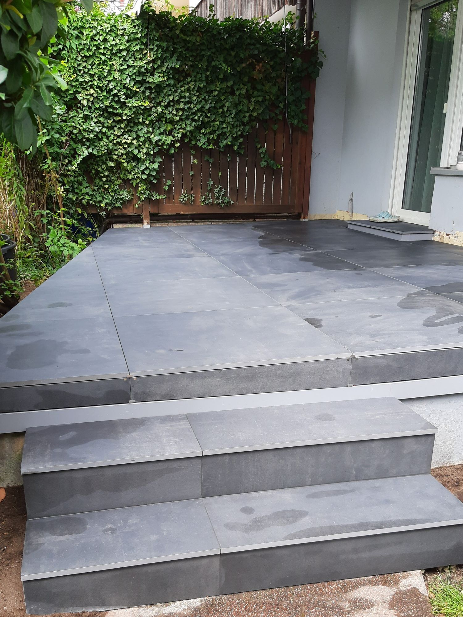 Treppe aus Naturstein gebaut durch Fliesenleger Robert Geiger