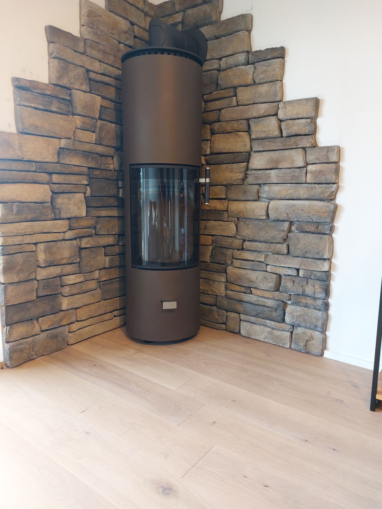 Wandverkleidung hinter Kamin gebaut durch Fliesenleger Robert Geiger