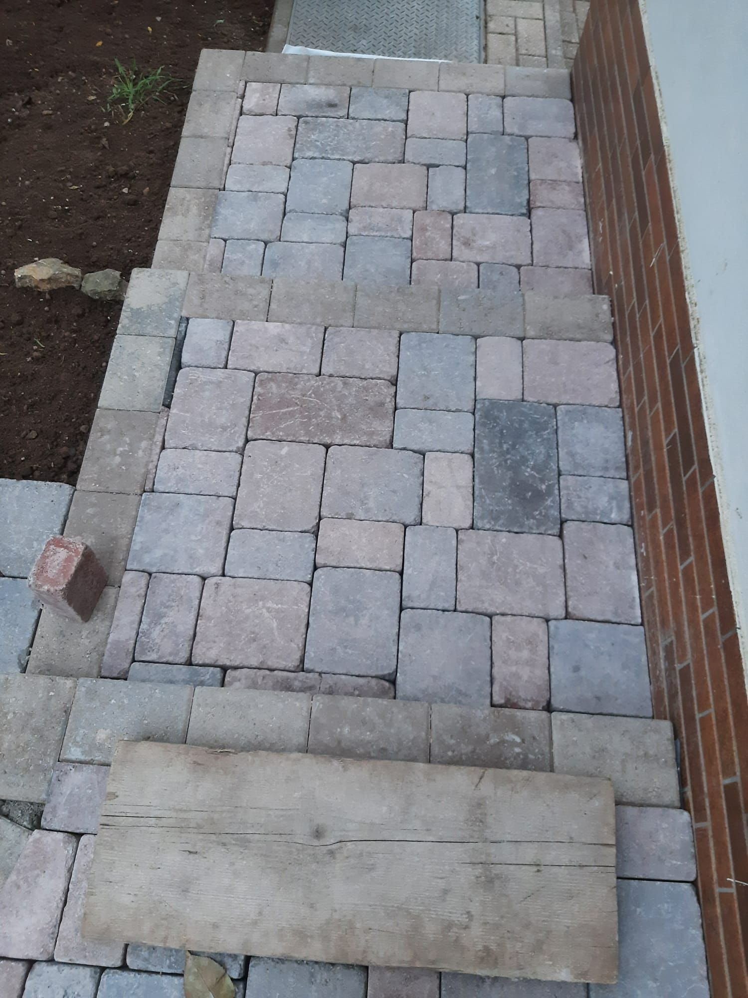 gepflasterter Weg durch Fliesenleger Robert Geiger