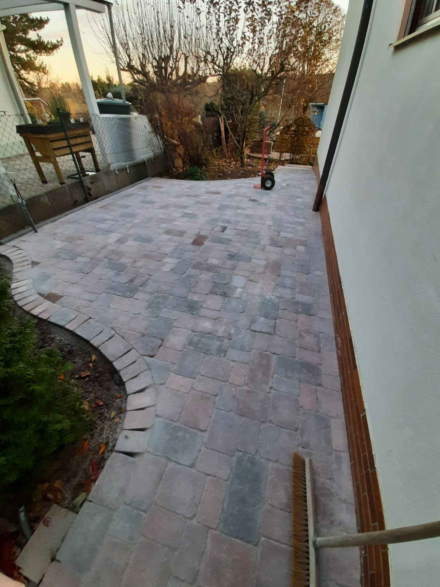 gepflasterter Weg durch Fliesenleger Robert Geiger