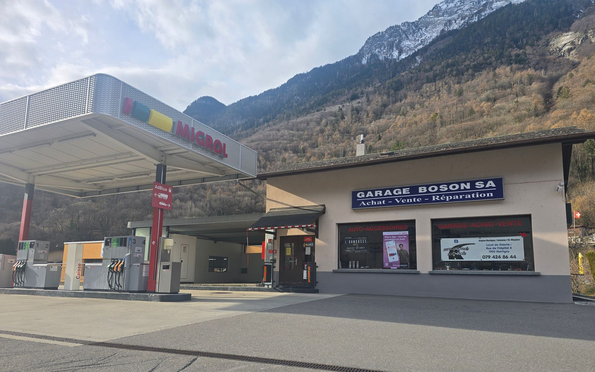 Station-service avec boutique au pied d'une montagne.