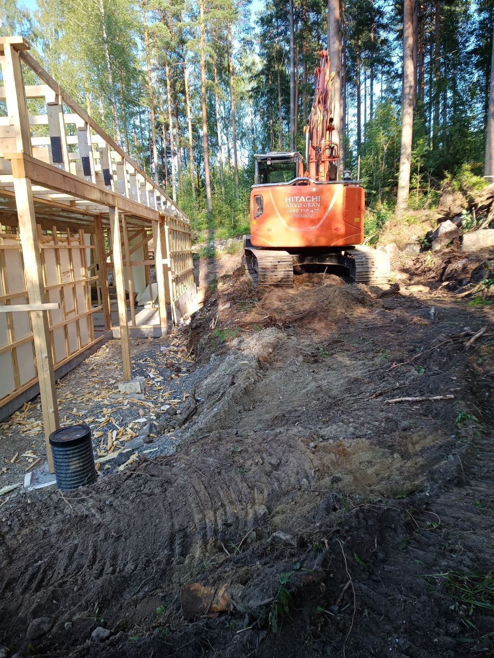 Kaivinkone kaivaa maata