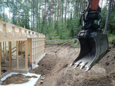 Maanrakennusta ja lähikuva kaivinkoneesta