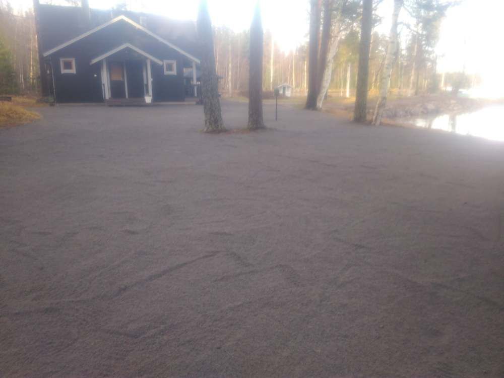 Mökin pihan hiekoitus