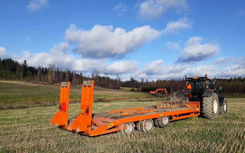 Kaivinkone- ja traktoripalvelut Arvo Gran tekee peltotyöt