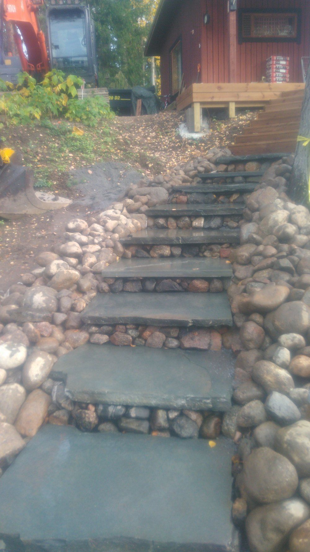 Kivistä rakennetut pihaportaat