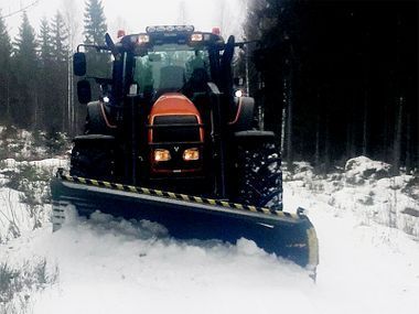 Lumen aurausta metsätiellä