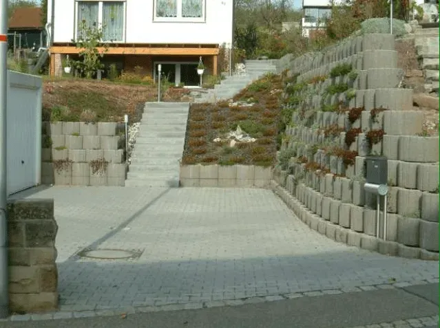 Projekte Steinarbeiten - Steinwand mit Beet